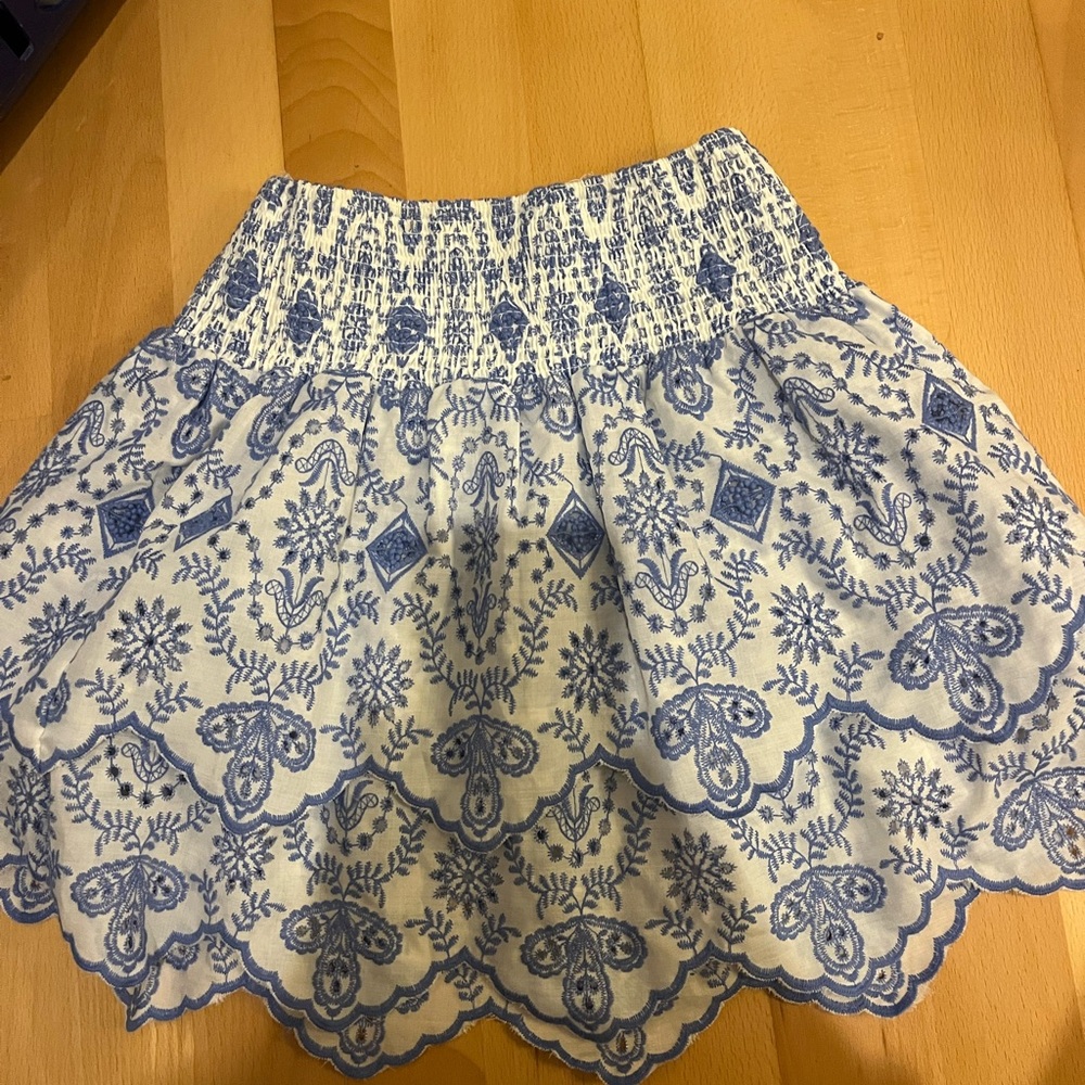 Subdued mini skirt blue white floral